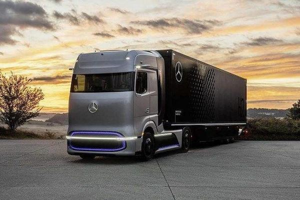 定了！戴姆勒液态氢燃料卡车2023年开放试驾戴姆勒全球首发氢燃料电池概念卡车GenH2