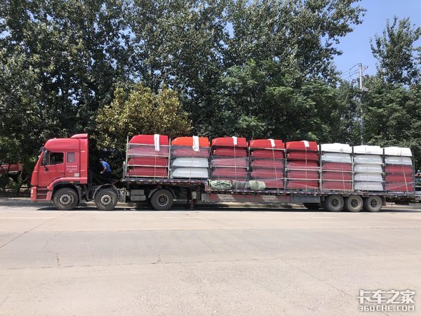 17m5大板也能运快递 车主表示大容量运输能力不敢恭维