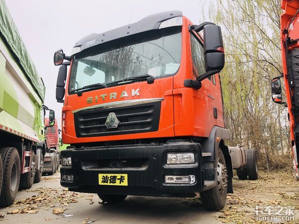 220马力潍柴动力 汕德卡G5 6m8载货底盘