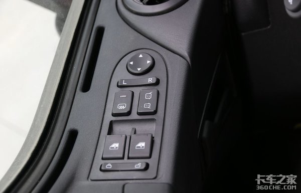 220马力潍柴动力 汕德卡G5 6m8载货底盘