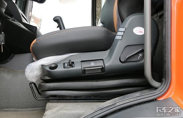 220马力潍柴动力 汕德卡G5 6m8载货底盘