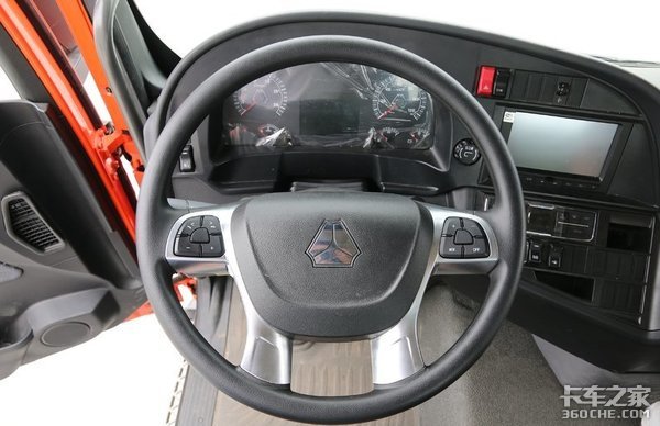 220马力潍柴动力 汕德卡G5 6m8载货底盘