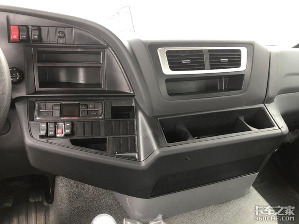 220马力潍柴动力 汕德卡G5 6m8载货底盘