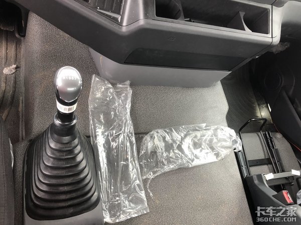 220马力潍柴动力 汕德卡G5 6m8载货底盘