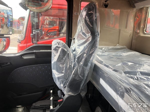 220马力潍柴动力 汕德卡G5 6m8载货底盘