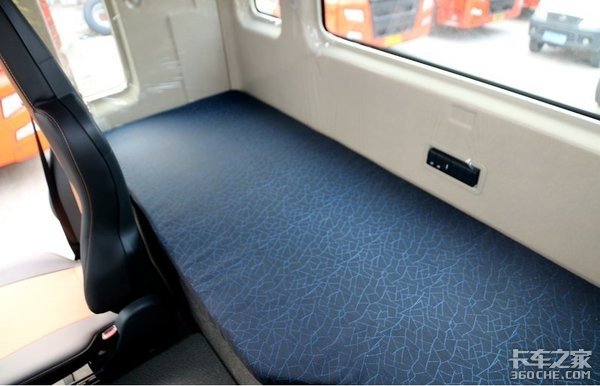 220马力潍柴动力 汕德卡G5 6m8载货底盘