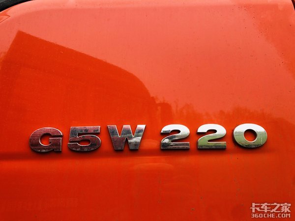 220马力潍柴动力 汕德卡G5 6m8载货底盘
