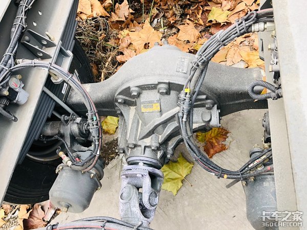 220马力潍柴动力 汕德卡G5 6m8载货底盘