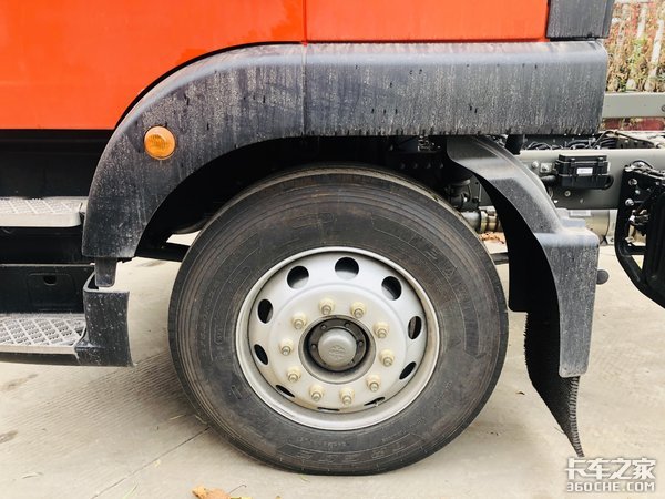 220马力潍柴动力 汕德卡G5 6m8载货底盘