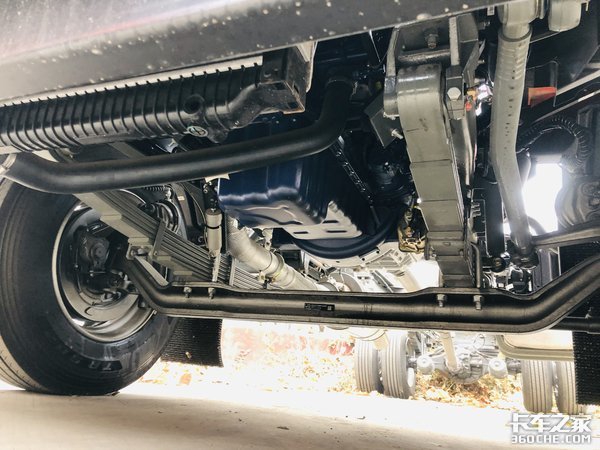 220马力潍柴动力 汕德卡G5 6m8载货底盘