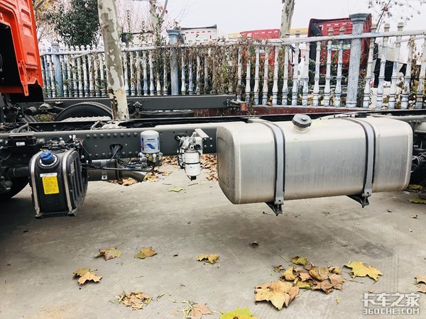 220马力潍柴动力 汕德卡G5 6m8载货底盘