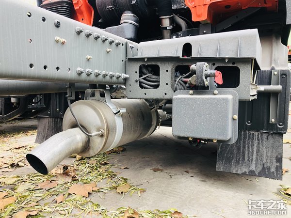 220马力潍柴动力 汕德卡G5 6m8载货底盘