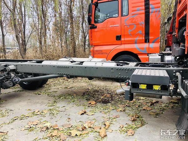 220马力潍柴动力 汕德卡G5 6m8载货底盘