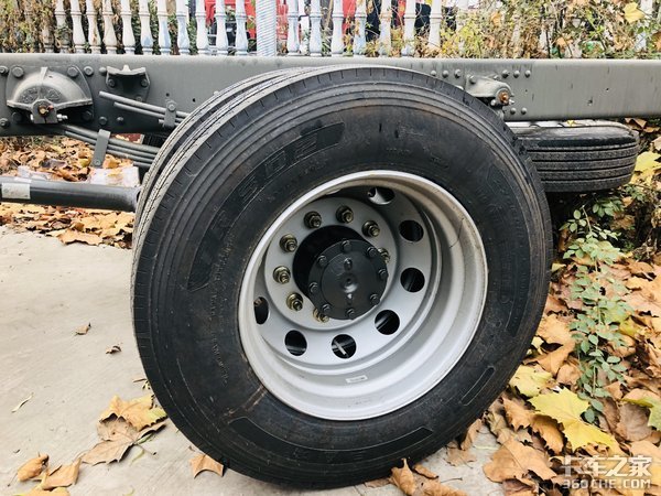 220马力潍柴动力 汕德卡G5 6m8载货底盘