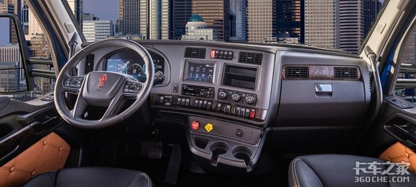 内饰方面,全新一代t680终于摆脱了美式长头重卡过时的内饰设计,内饰