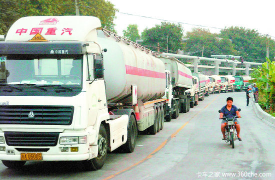 国际油价七连涨 炼油厂油罐车排队抢油