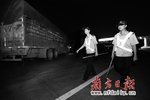 高速公路服务区 夜幕下各方联合反盗战