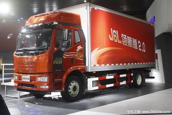 高顶双卧纯平地板 这款245马力内饰超牛的6米8解放J6L很Nice