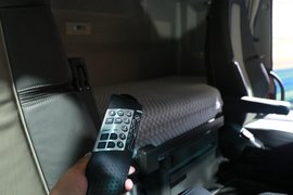 卧铺只是硬板床?看看老外的车有多夸张 这床还带遥控器