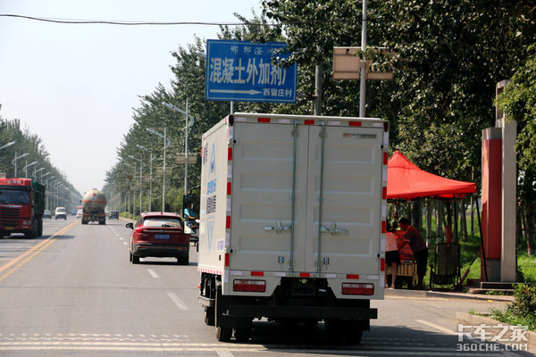 工地的一线驾驶员 为了家庭也得放弃“银饭碗”