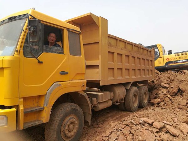 八年红岩金刚！车主说：跑工地还得老车 便宜又抗造