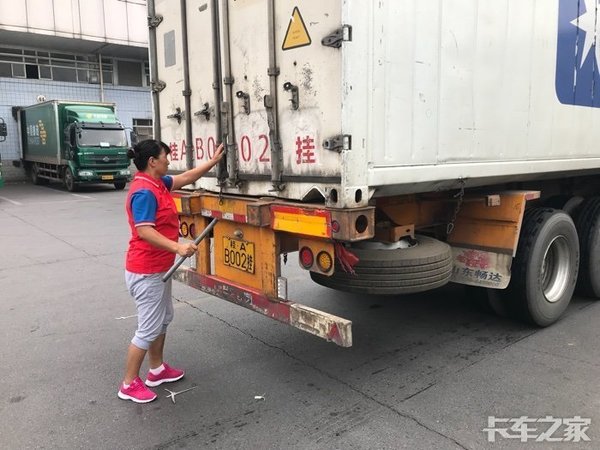 不简单!女司机单骑开半挂四年70万公里 讲述长下坡下刹车失灵如何脱险