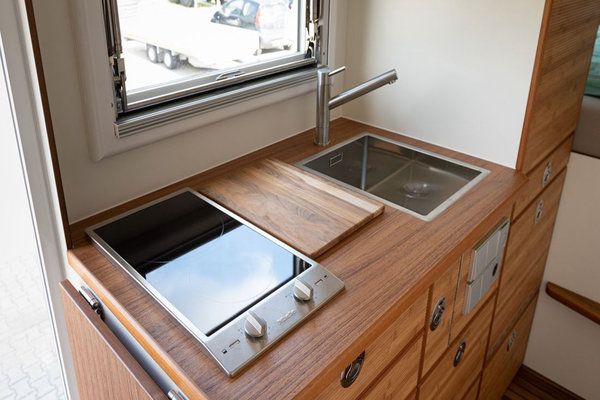 单价超1000万的房车? 曼恩全地形房车详解 移动的两室一厅