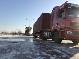 东北大哥重返上海港开集卡 月薪18000和25000 他的选择是？