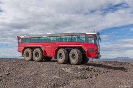 卡车也能当客车？ 这地方奇葩卡车真多 850马力底盘还能这样玩？