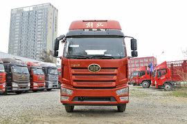 时尚大气内外饰 底盘自重4.9吨 高顶双卧6米8 详评解放J6L精英版