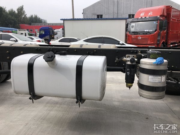 解放J6L质惠版6x2载货车，舒适性再升级，实力不凡