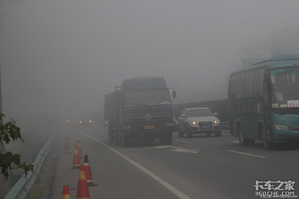 大雾天车祸发生几率高，大货车司机做到这5点保平安