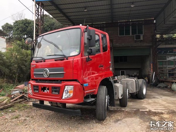 川交6X2自卸车5.8米货箱满足运输需求