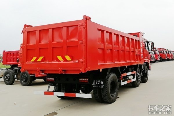 川交6X2自卸车5.8米货箱满足运输需求