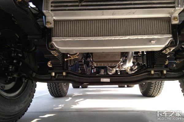 川交6X2自卸车5.8米货箱满足运输需求
