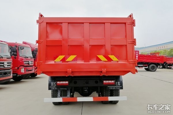 川交6x2自卸车5.8米货箱满足运输需求