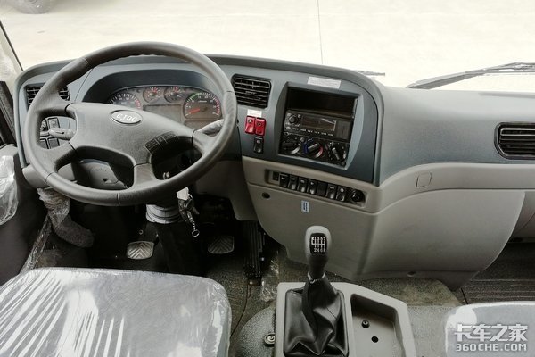 川交6x2自卸车5.8米货箱满足运输需求