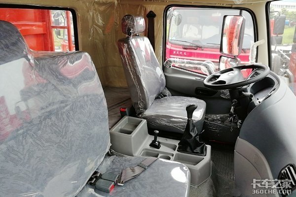 川交6X2自卸车5.8米货箱满足运输需求