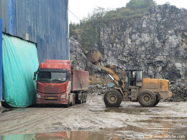 都说砂石料运输是低端车 但是在这个地方竟然用J7、汕德卡拉石头