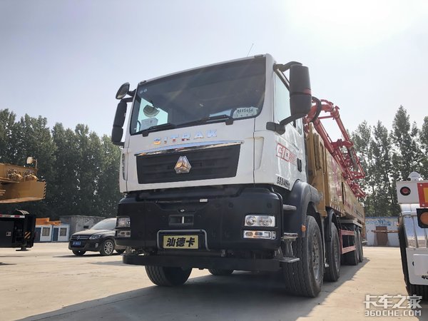 国货当自强 中国重汽汕德卡C7H 8x4泵车