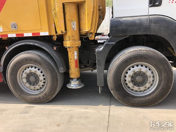 国货当自强 中国重汽汕德卡C7H 8x4泵车