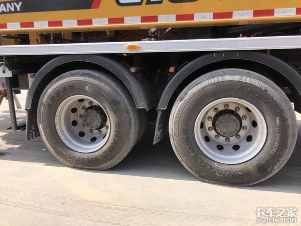 国货当自强 中国重汽汕德卡C7H 8x4泵车