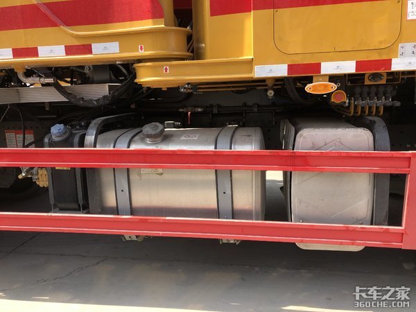 国货当自强 中国重汽汕德卡C7H 8x4泵车