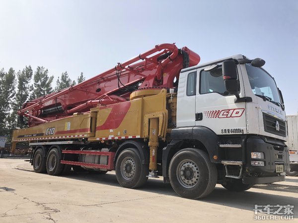 国货当自强 中国重汽汕德卡C7H 8x4泵车