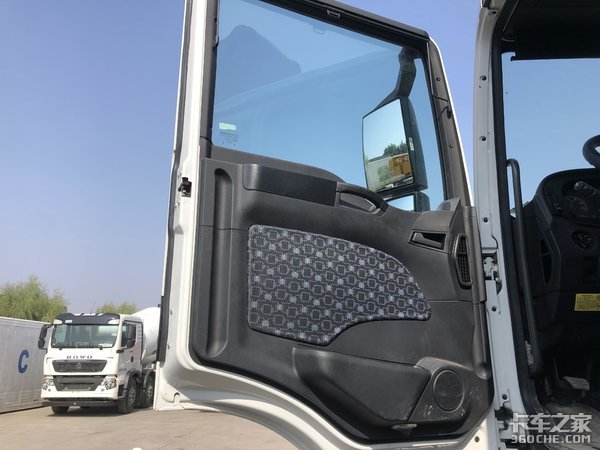 国货当自强 中国重汽汕德卡C7H 8x4泵车
