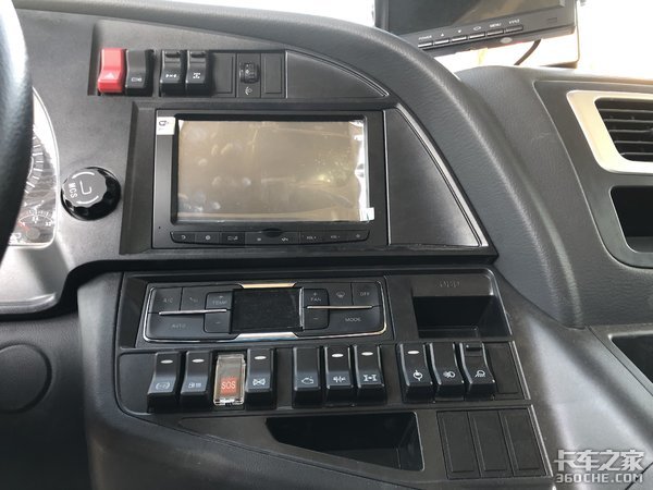 国货当自强 中国重汽汕德卡C7H 8x4泵车