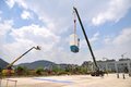飞碟汽车：8米高空测安全 用实力说话！