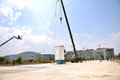 飞碟汽车：8米高空测安全 用实力说话！