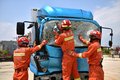 飞碟汽车：8米高空测安全 用实力说话！