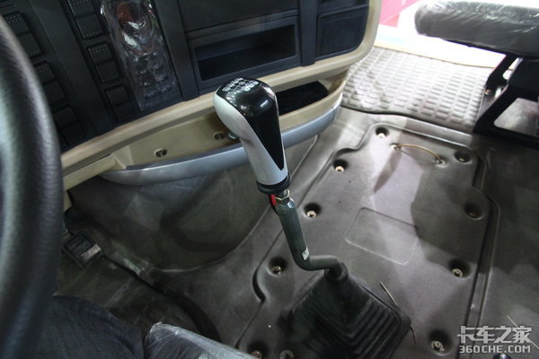 你知道重汽也有长头车吗? 名字叫威泺 10年前就配备了橡胶悬架